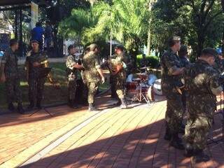 Militares na Praça Ary Coelho, na manhã deste sábado; ministro do Esporte participará de campanha contra o Aedes aegypti (Foto: Júlia Kaifanny)