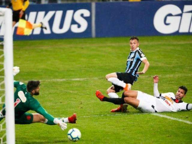 Vasco sai na frente, mas sofre virada do Gr&ecirc;mio no segundo tempo