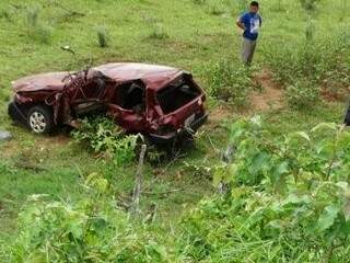 Veículo ficou destruído (Foto: A Gazeta News)