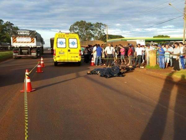 Motociclista de 50 anos morre ao ser atropelada por carreta carregada com soja