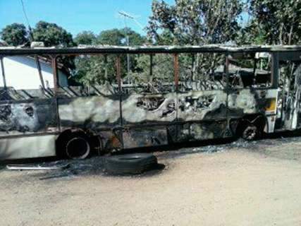 Em meio a conflito, ônibus escolar indígena é incendiado em Miranda 