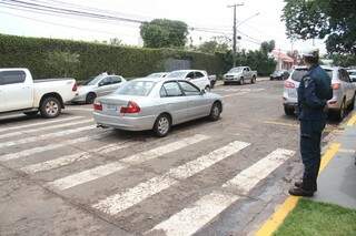 Na rua Goiás, nem presença policial inibe infração perto de escolas. (Foto: Marcos Ermínio)