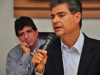 Prefeito fala a membros do PPS, observado por Athayde; crise política é considerada passado. (Foto: João Garrigó)