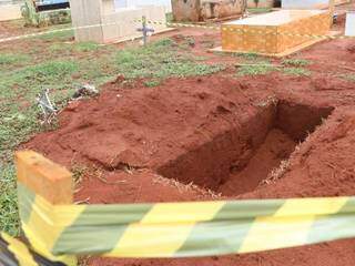 Cova de onde corpo foi furtado no cemitério de Dois Irmãos do Buriti (Foto: Henrique Kawaminami)