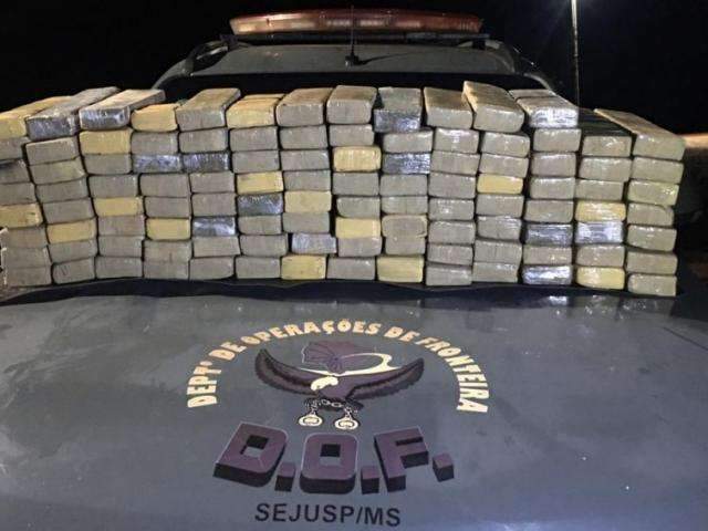 Policiais desconfiam de odor e encontram 103 kg de maconha em carro 