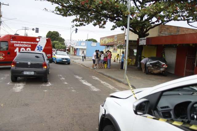 Ap&oacute;s motorista ignorar sinal, ve&iacute;culo vai parar em loja de m&oacute;veis