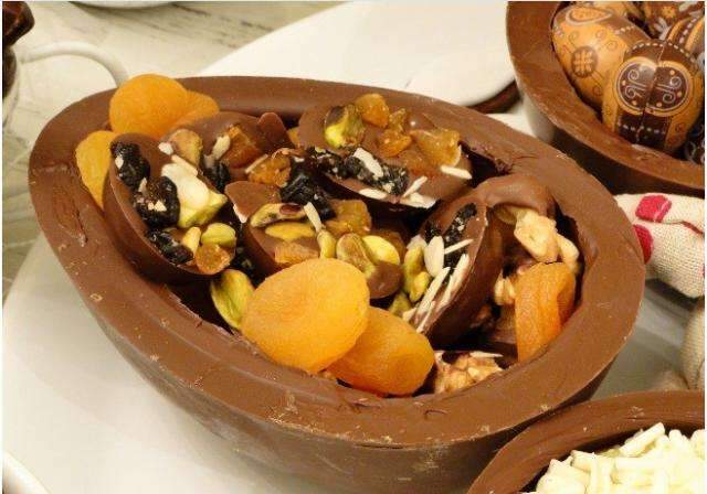 P&aacute;scoa tem ovo de porcelana cheio de chocolate, recheado de pav&ecirc; ou funcional