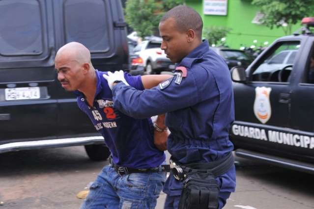 &quot;Pe&atilde;o&quot; chega do interior, &ldquo;enche a cara&rdquo; e &eacute; preso atormentando comerciantes