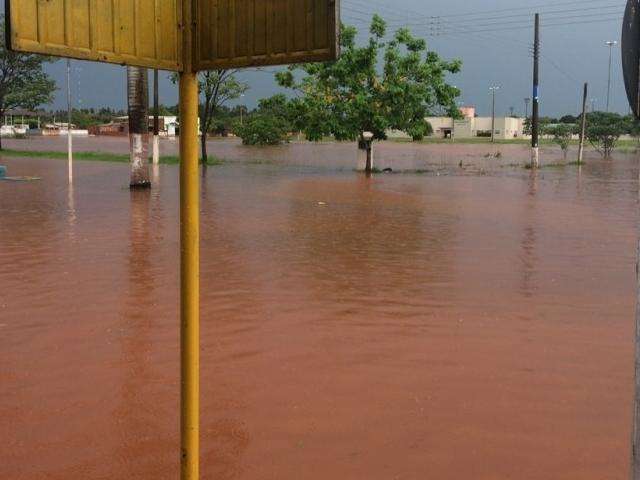 Em uma hora de chuva, lagoa transborda e &aacute;gua invade casas