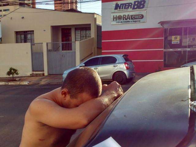 Homem &eacute; sequestrado, agredido e tem carro roubado ap&oacute;s ser atra&iacute;do por mulher 