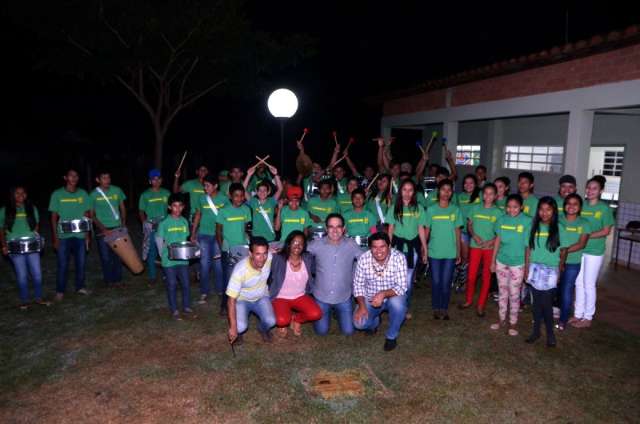 Banda marcial ind&iacute;gena faz festa para celebrar novos instrumentos