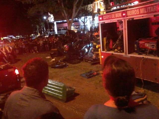 Mulher morre ap&oacute;s colidir ve&iacute;culo com &aacute;rvore na Avenida Gury Marques