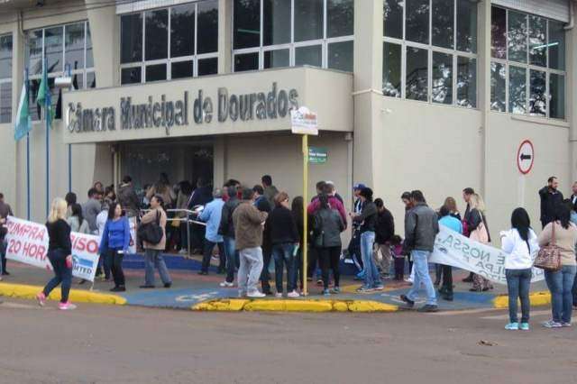 Em greve, professores protestam na C&acirc;mara e tocam bumbo nos gabinetes