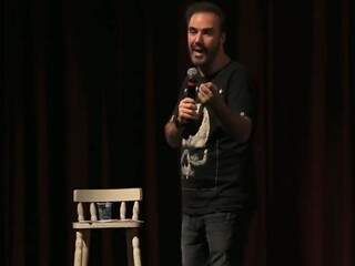 Pioneiro no stand up, Diogo Portugal fala da evolução da comédia em show aqui