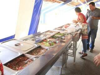 Funcionária arruma buffet em restaurante; empresas do ramo de alimentação oferecem vagas pela Funtrab nesta segunda-feira (Foto: Marina Pacheco/Arquivo)