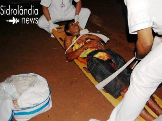  Depois de ferir esposa com faca, homem &eacute; esfaqueado por jovem 