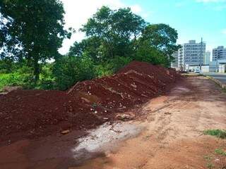 Terreno vira canteiro de obras improvisado e incomoda moradores