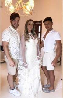 Ícaro e Lucas junto de noiva que os contratou para casamento em Trancoso, na Bahia.