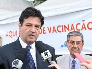 Ministro Luiz Henrique Mandetta e o pai, Hélio Mandetta, durante lançamento da campanha de vacinação (Foto: Henrique Kawaminami)