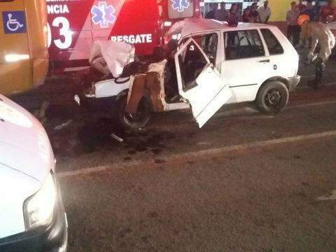Carro com oito ocupantes bate em &ocirc;nibus parado e mata adolescente