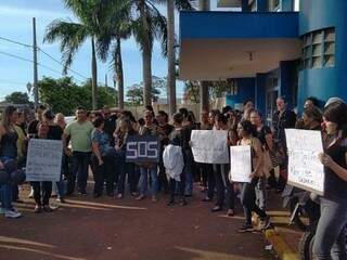 Funcionários do Hospital da Vida em protesto contra atraso nos salários (Foto: Adilson Domingos)