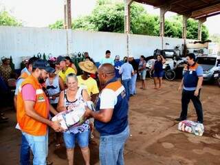 Defesa Civil entregou alimentos a famílias desabrigadas em Batayporã. (Foto: PMB/Divulgação)