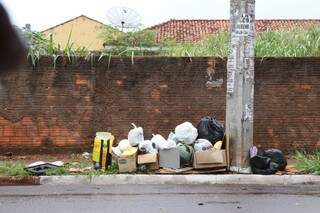 Sacolas com resíduos acumulados na calçada (Foto: Henrique Kawaminami)