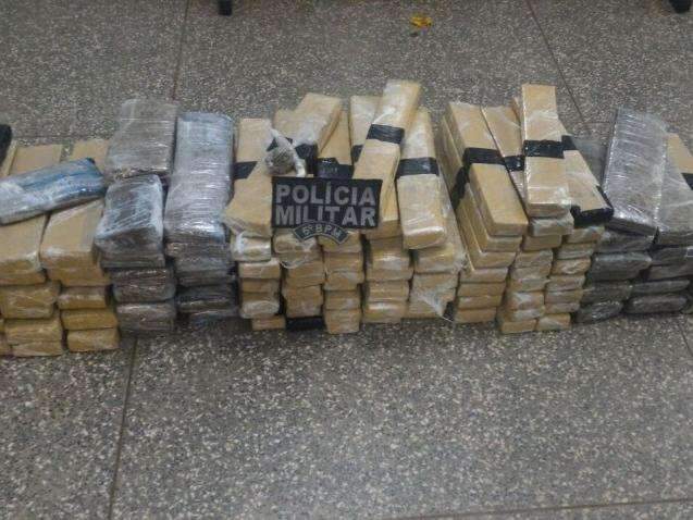 Trio &eacute; preso transportando 102 quilos de maconha na BR-163