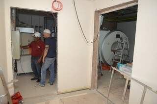 Técnicos durante instalação de equipamentos (Foto: DIvulgação)