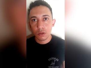 Eurico dos Santos Mota, de 28 anos, quando foi abordado por policiais do Batalhão de Choque em abril; a equipe o levou para depor na DEH (Foto: Reprodução)