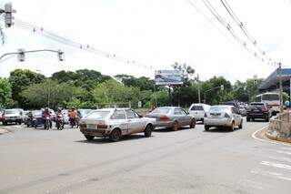 Veículos se alternam para atravessar em cruzamento com semáforo no intermitente (Foto: Marcos Ermínio)