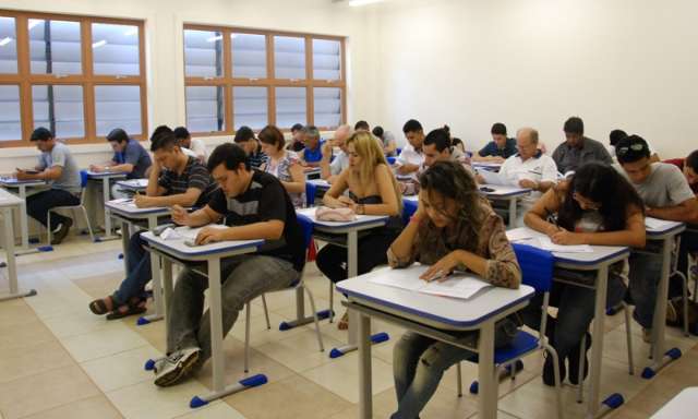 Centenas de candidatos participam de processo seletivo para cursos do Senai