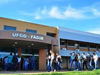 Acadêmicos chegando para UFGD (Foto: Eliel Oliveira/Arquivo)