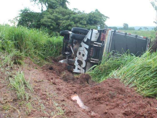 Motorista tomba caminh&atilde;o carregado de frutas ao desviar de buraco na MS-276