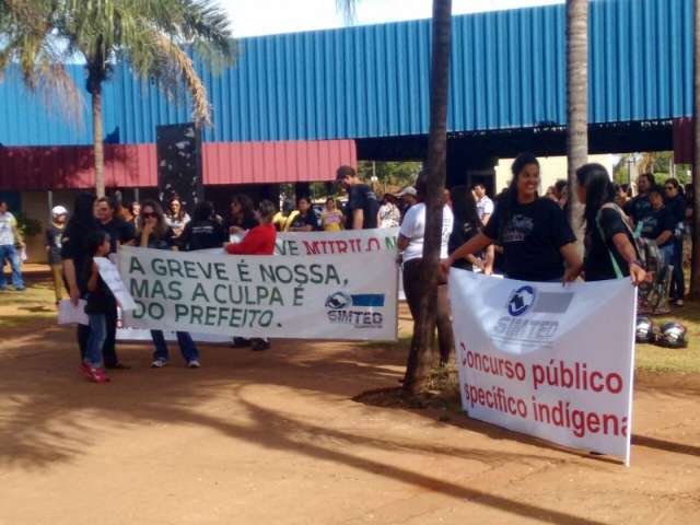 Greve chega ao oitavo dia e professores voltam a protestar na prefeitura