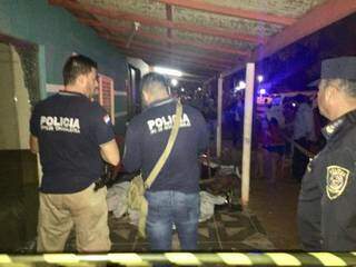 Policiais paraguaios na casa onde seis pessoas foram mortas por pistoleiros (Foto: Porã News)