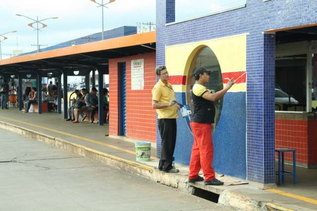 Com t&eacute;cnica moderna, prefeitura retira picha&ccedil;&otilde;es e inicia reparos em terminais