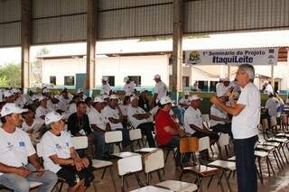 Agricultores familiares de assentamentos de Itaquiraí durante seminário sobre produção de leite (Foto: Divulgação)