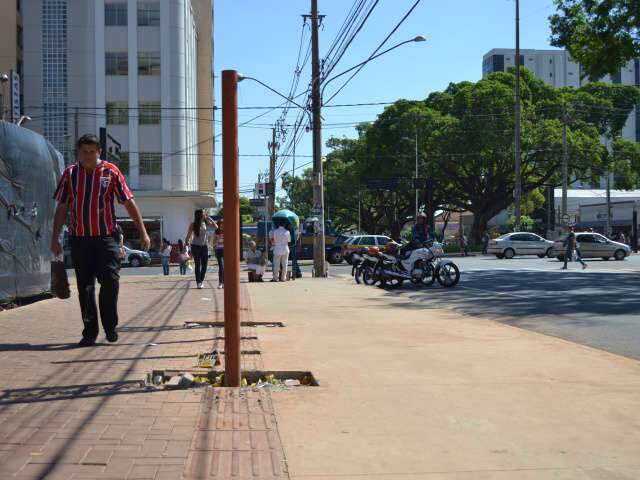  Pilares s&atilde;o instalados sobre o piso t&aacute;til rec&eacute;m constru&iacute;dos na Ary Coelho