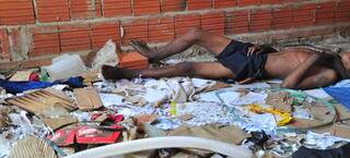Jovem foi encontrado dormindo no meio do lixo e de restos de produtos para consumo de drogas (Foto: João Garrigó)