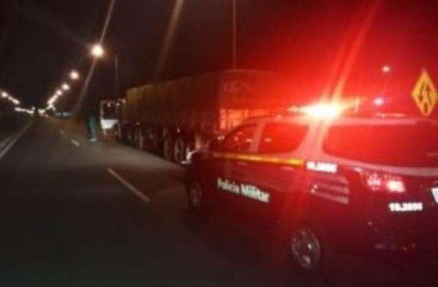 Motorista embriagado &eacute; preso  conduzindo carreta em ziguezague 