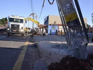 Na ocasião, acidente quase derrubou o poste e deixou região sem energia (Foto: arquivo/Campo Grande News)