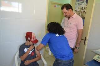 O prefeito Waldeli dos Santos Rosa, acompanha vacinação de uma criança durante visita a um dos postos de saúde 