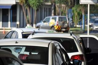Tarifa de táxi foi reajustada em 16,36% e população sentiu no bolso. (Foto: Marcelo Calazans)