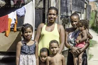 Família no Lixão de Gramacho, no Rio de Janeiro.  (Foto: Evandro Sudre)
