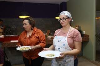 Dedê Cesco à esquerda, ajudando uma das participantes apresentar seu prato (Foto: Paulo Francis)