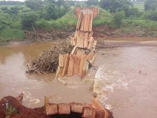 Ponte sobre o Rio Santo Antônio desmoronou em janeiro do ano passado (Foto: Arquivo / Direto das Ruas)