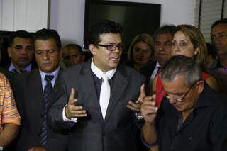 Gilmar comanda oração durante &quot;estreia&quot; no gabinete de prefeito (Foto: Cleber Gellio)