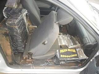 Droga foi encontrada em veículo abandonado (Foto: divulgação)