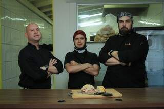 Adriano, Igor e Bernardo com o sanduíche na Casa do Chef (Foto: Marina Pacheco)